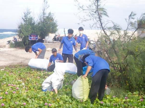 HOA PHƯỢNG ĐỎ – TỔNG VỆ SINH MỘT SỐ KHU VỰC TRÊN ĐẶC KHU PHÚ QUÝ