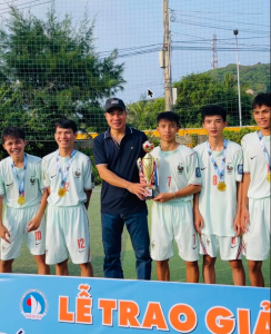 Đội vô địch 12C5 nhận cúp tại Lễ trao giải Giải bóng đá mini nam năm học 2026-2027