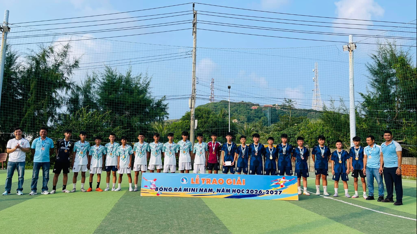 Hai đội bóng chụp ảnh lưu niệm tại Lễ trao giải Giải bóng đá mini nam năm học 2026-2027