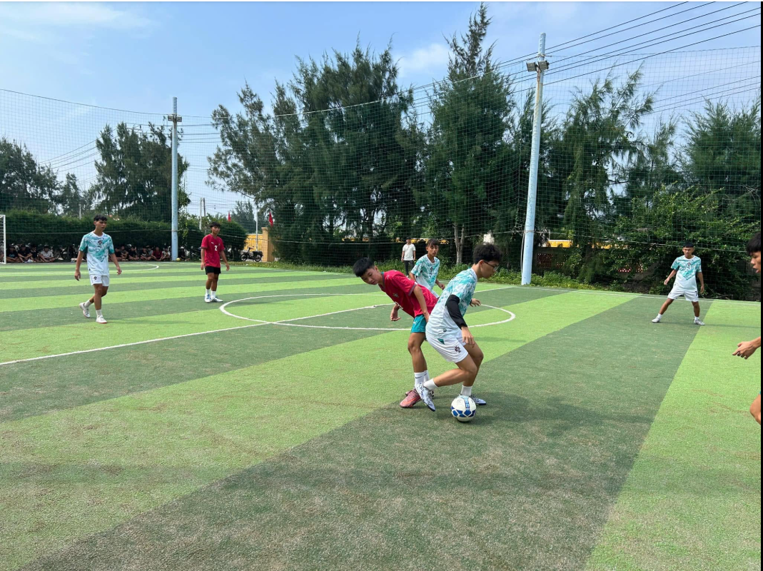 Một pha tranh bóng trong trận đấu tại Giải bóng đá nam chào mừng năm học mới 2026-2027, THPT Ngô Quyền